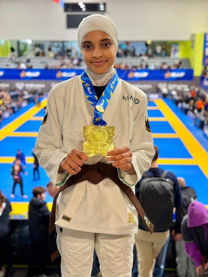 Sana Ndiaye tenant sa médaille d'or de championne d'Europe, en kimono blanc.